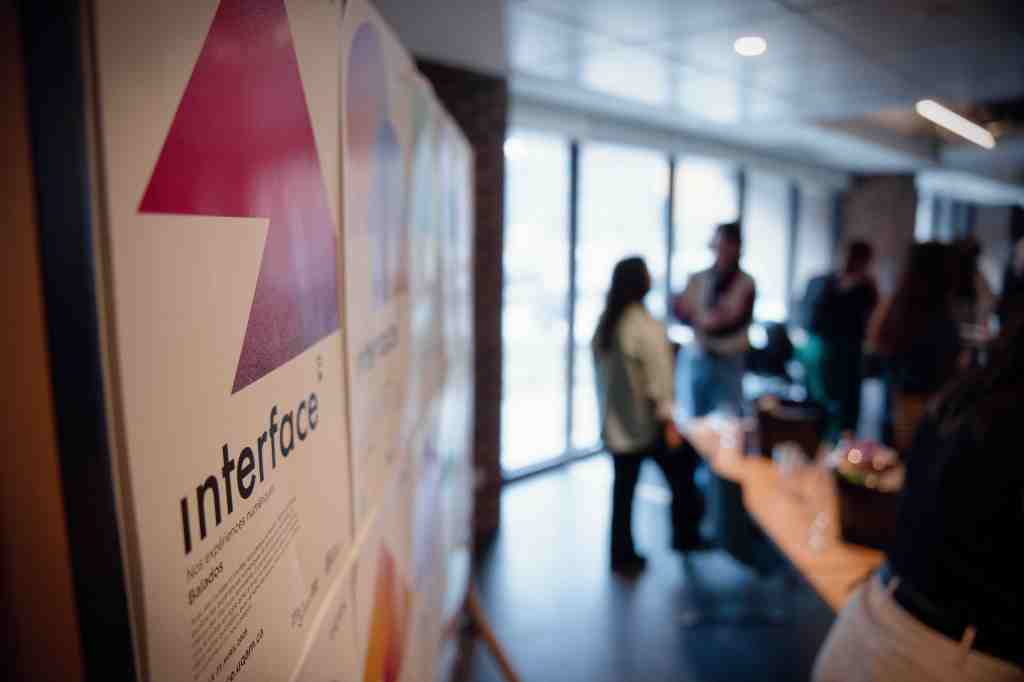 Photo des affiches et silhouettes floues lors de l'événement.